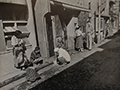 1953年（昭和28年）親不孝通りにあったカフェー「よしの」の前あたり