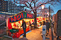 夜桜を眺めながらビールを片手に屋台巡りをするのはこの時期ならではの楽しみですね♪